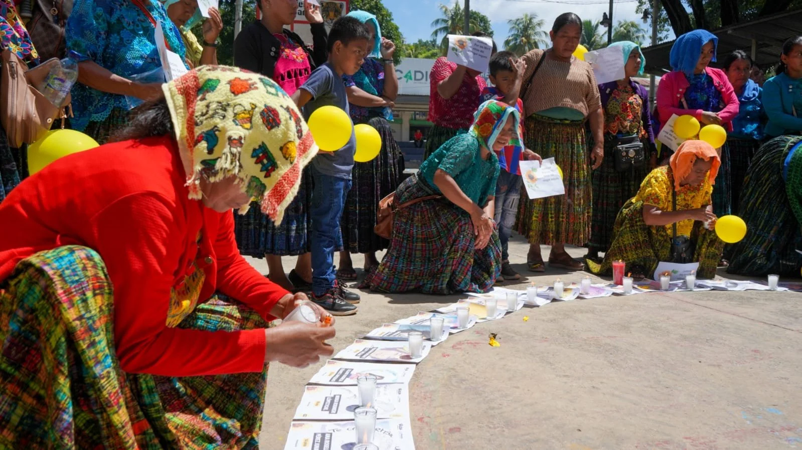  Mujeres de Telemán colocan velas en los retratos de las 41 niñas fallecidas. Foto: Ruda 